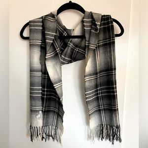 Black and white woven scarf